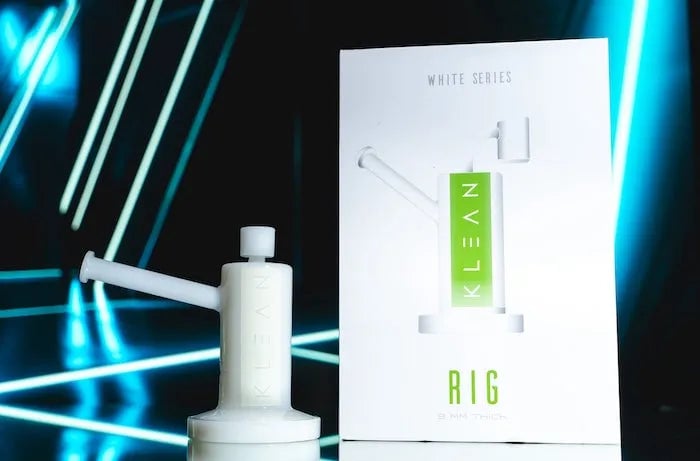 KLEAN White Series Rig featuring heavy-duty 7mm thick borosilicate glass, a glow-in-the-dark stripe, and a complete accessory set for an elevated smoking experience. - Default Title